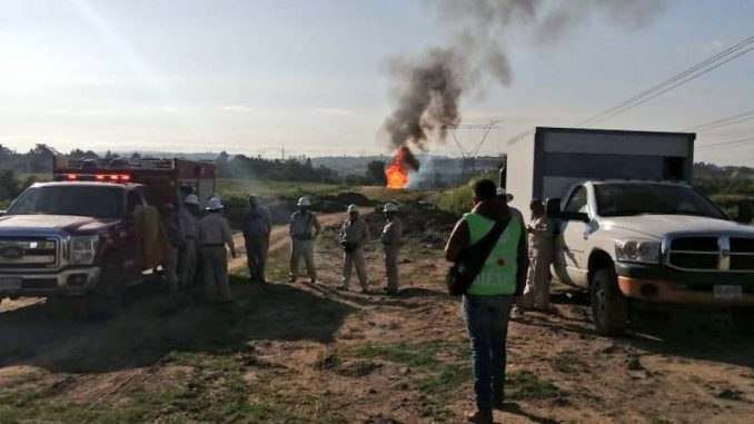 Fuga de gas LP por toma clandestina se suscitó la madrugada de este lunes y dejó lesionados a seis trabajadores de Petróleos Mexicanos.