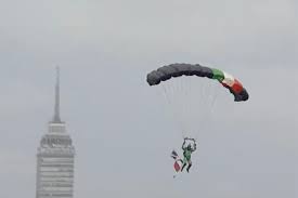 Un paracaidista de la SEMAR se lesionó luego de caer sobre la calle Corregidora,al inicio del desfile por la independencia de México.