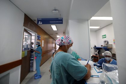 Personal de salud que labora en hospitales privados bloquearon vialidades en las inmediaciones de la Escuela Médico Naval, para pedir que se les tome en cuenta