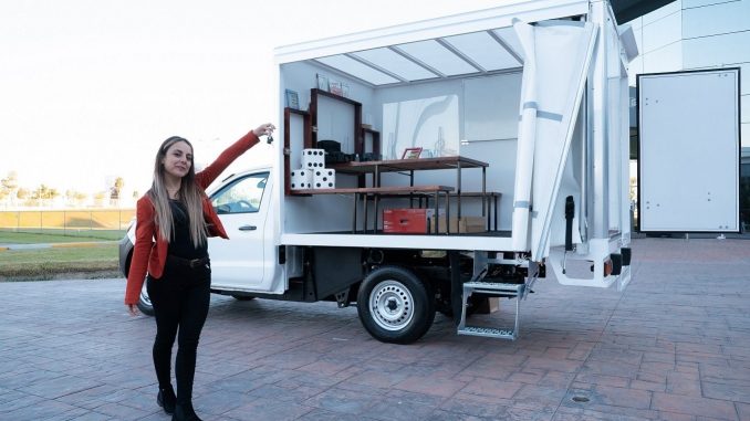 Nallely Esparza Flores seguirá educando a los niños hasta la puerta de su casa