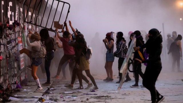 La marcha feminista con motivo del Día Internacional de la Mujer en Ciudad de México dejó el lunes un balance de al menos 81 mujeres heridas, en su mayoría policías, según los datos de la Secretaría de Seguridad Ciudadana (SSC) de la capital mexicana.