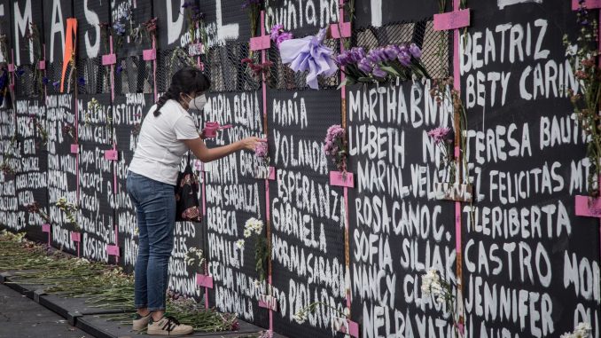 La tarde de este sábado 6 de marzo, varias feministas intervinieron el muro de AMLO con nombres de víctimas de feminicidio en México.